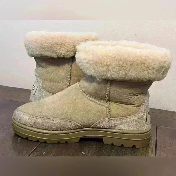 UGG Ultra Short Sundance Boots Womens size 6 - Picture 4 of 11